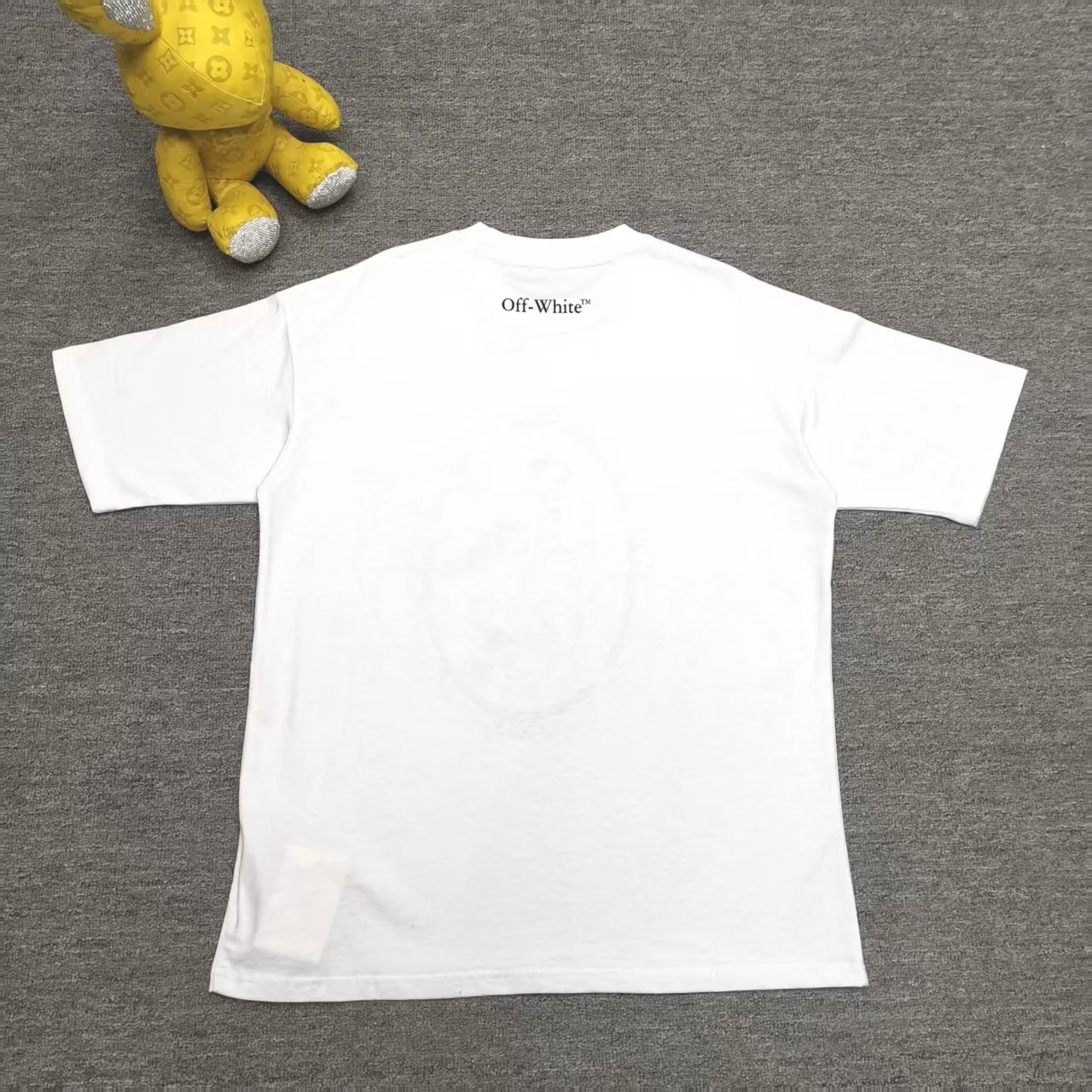 The top proven version OFF-WHI* 25SS new printed short-sleeves, loose fit, the same style for male and female couples stars. American designer Virgil Abloh founded the luxury street brand Off-White based on the pop culture of the younger generation. Walking between street culture and high-end fashion, contemporary elements are used to interpret youth culture, and fine workmanship is used to interpret trendy clothing. Photos, paintings and eye-catching graphic printing are all sources of inspiration for the designer. 32 counts of 260g double yarn pure cotton fabric, the printing uses Kornit digital direct injection technology, and the picture is clear. The white glue base ensures the firmness of the printing, and machine washing is stress-free - 1:1 original mold opening, ZP development, perfectly restored to the original version, produced by a large factory, not produced by a small factory on the market, fine wiring, top-notch craftsmanship, welcome to compare - A full set of customized accessories for collar labels, hang tags, and wash water labels - Exclusive logo packaging - No matter age, body shape or gender, it is very suitable for both men and women. All details are real photos, buy with confidence. Color: black, white gray Size: S-XL P;120